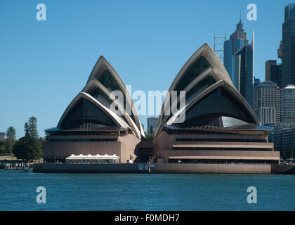 Ansicht des Sydney Opera House aus dem Wasser Stockfoto