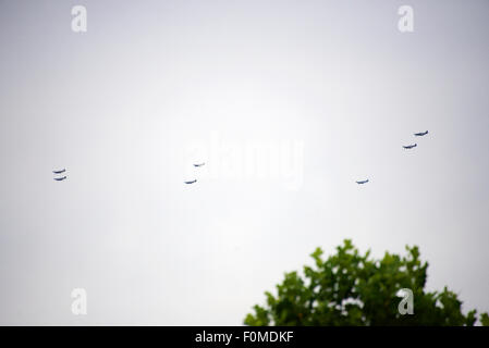 Reigate, Surrey, UK. 18. August 2015. Luftschlacht um England fliegen Vergangenheit. Sieben Spitfire-Flugzeuge von Grice Flug fliegen West über die Bäume von Biggin Hill, nach Autobahn M25 über Reigate, Surrey und Surrey und West Sussex, der Solent, Isle Of Wight, Portsmouth und später über Dunsfold zurückzukehren. Foto: Credit: Lindsay Constable / Alamy Live News Stockfoto