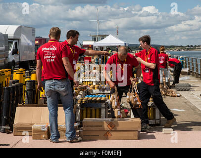 Plymouth, UK. 18. August 2015. Phoenix-Feuerwerk vorbereiten für die britischen Feuerwerk Championships 2015 bei Plymouth UK. Ihre Anzeige ist Entwurf von Mark Friel und 540kg Sprengstoff verwendet, mit mehr als 400 Mörser zwischen 3 und 6 Inchches Credit: Anna Stevenson/Alamy Live News Stockfoto