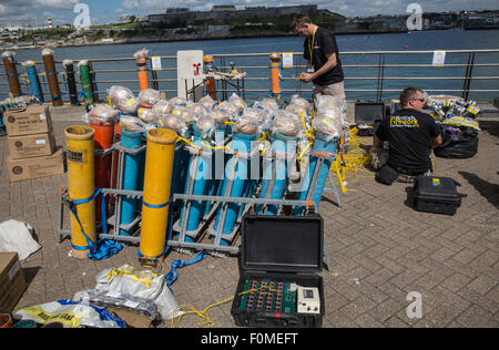 Plymouth, UK. 18. August 2015. Spyrotechnics von Stuart Hutcheson laufen vorbereiten der britischen Feuerwerk Championships 2015 bei Plymouth UK, Kredit-18. august 2015: Anna Stevenson/Alamy Live News Stockfoto