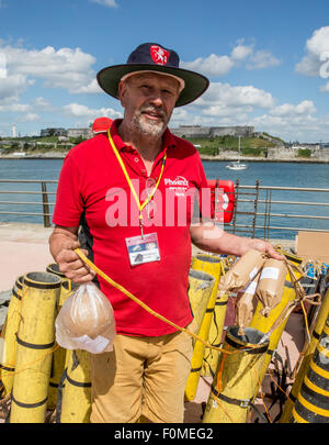 Plymouth, UK. 18. August 2015. Martin Coffin aus Phoenix Fireworks zeigt einige der mächtigen Feuerwerk sie in ihrer Anzeige für den August britischen Feuerwerk Meisterschaften in Plymouth UK Credit verwenden: Anna Stevenson/Alamy Live News Stockfoto