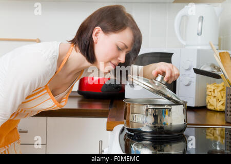 Junge Frau in ihrer Küche kochen Stockfoto