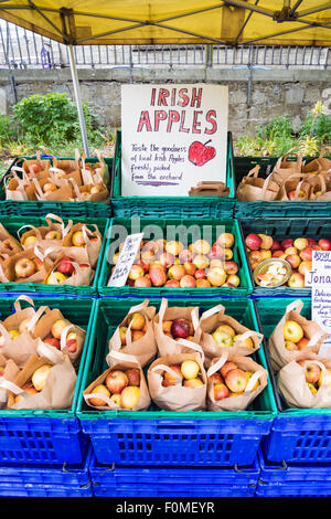 Detail von Frischwaren in einem Stall in der Peoples Park Sonntagsmarkt, Dun Laoghaire, Dublin, Irland Stockfoto