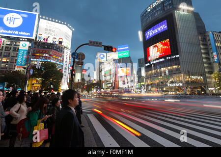 Leuchtreklamen und Fußgängerüberweg (The Scramble) in der Nacht, Shibuya Station, Shibuya, Tokyo, Japan, Asien Stockfoto