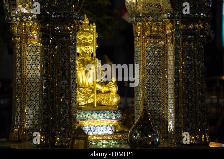 Bangkok, Bangkok, Thailand. 18. August 2015. Ein Blick auf die Erawan-Statue, wie wir es wegen der tödlichen Explosion an der Ratchaprasong-Kreuzung in Bangkok, Thailand, auf Dienstag, 18. August 2015 ein beschädigtes sehen können. Die Zahl der Todesopfer auf mindestens 21 und 123 verletzt aus der tödlichen Explosion im Zentrum von Bangkok letzte Nacht steigen. © Guillaume Payen/ZUMA Draht/Alamy Live-Nachrichten Stockfoto