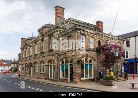 Stadtrat Büros High Street Northallerton North Yorkshire an einem sonnigen Sommertag mit Blumen geschmückt. Stockfoto