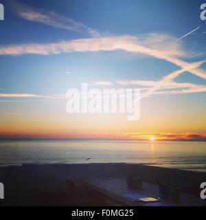 Klarer Himmel Sonnenuntergang vom Strand St Brelade Jersey Stockfoto