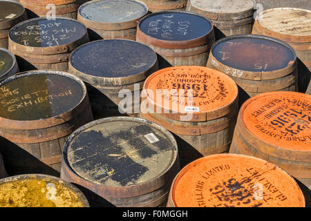 WHISKY FÄSSERN ODER BEHÄLTERN IN ZEILEN AUSSEN AM TAMDHU DISTILLERY SPEYSIDE SCHOTTLAND Stockfoto