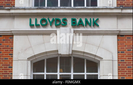 Lloyds Bank hängende Zeichen außerhalb einer Niederlassung in Dean Stanley St, Westminster, London SW1P 3HU Stockfoto