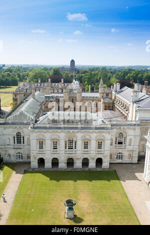 Senatshaus (James Gibbs, 1730), University of Cambridge, Clare College und Universitätsbibliothek im Hintergrund. Erhöhte Ansicht, blauer Himmel, Kopierbereich Stockfoto