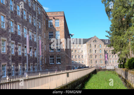 Gebäude im Weltkulturerbe New Lanark, einem Baumwollmühlendorf, das nach den sozialistischen Prinzipien von Robert Owen geführt wird und im 18. Jahrhundert erbaut wurde Stockfoto