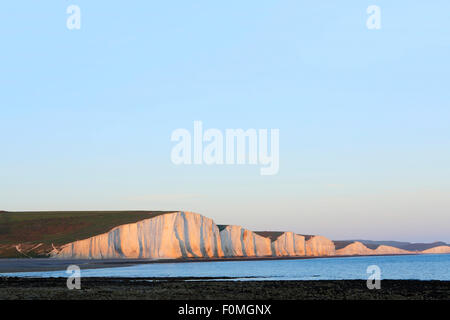 Pebble Beach in Cuckmere Haven & The Seven Sisters Cliffs auf dem South Downs Way, English Channel Sea, Eastbourne, East Sussex, Großbritannien Stockfoto