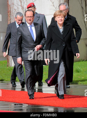 Francois Hollande, BKin Angela Merkel - Treffen der dt. Bundeskanzlerin Mit Dem Franzoesischen Praesidenten, Empfang Mit militae Stockfoto