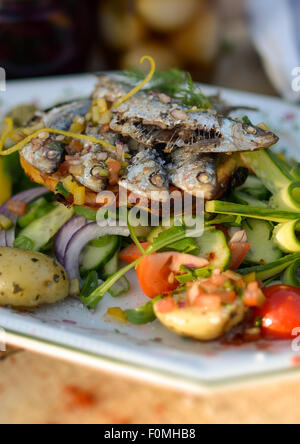 Sardinen gekocht essen, gekocht, Essen, gegrilltes, Mittagessen, Küche, gesund, Meeresfrüchte, Gourmet, frischen Fisch, sardine, Platte, Mediterrane Stockfoto