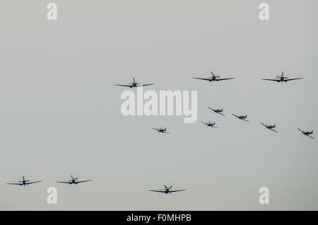 6 Hurrikane und 18 Spitfires flogen über South East England von Biggin Hill, Kent, 75 Jahre markieren Seit der Schlacht von Großbritanniens 'härteste Tag'. Am 18. August 1940 Biggin Hill wurde unter vielen Zielen, die kam unter Beschuss von der Luftwaffe Stockfoto