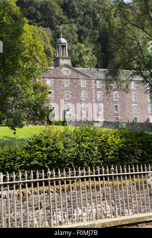 Gebäude im Weltkulturerbe New Lanark, einem Baumwollmühlendorf, das nach den sozialistischen Prinzipien von Robert Owen geführt wird und im 18. Jahrhundert erbaut wurde Stockfoto