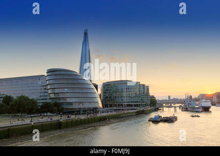 Der Shard, Rathaus (HQ der Bürgermeister von London) und die Themse in London bei Sonnenuntergang Stockfoto