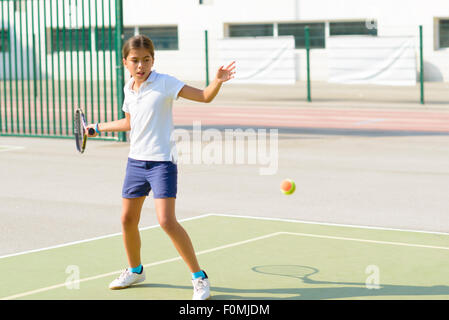 Schöne Mädchen auf Tennisplatz Tennis spielen Stockfoto