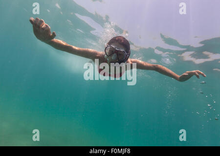 Freediver versinkt im Blauwasser Stockfoto