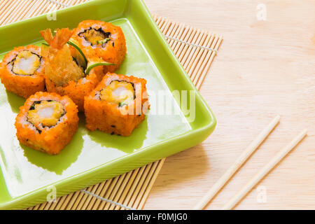 Traditionelle japanische Küche, Sushi-Rolle, auf hölzernen Hintergrund Stockfoto