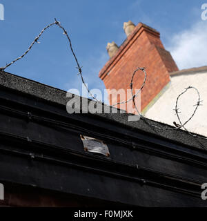 Stacheldraht zusätzlich zu Hause freistehende Garage in der Stadt UK Stockfoto