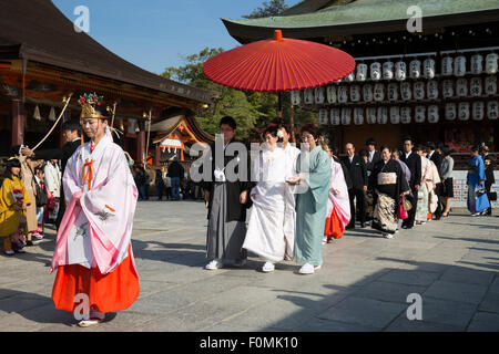 Traditionelle japanische Shinto Hochzeits-Zeremonie, Yasaka-Schrein, Kyoto, Japan, Asien Stockfoto