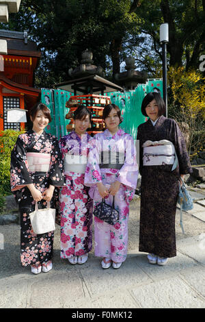 Junge japanische Mädchen in traditionellen Kimonos, Yasaka-Schrein, Kyoto, Japan, Asien Stockfoto