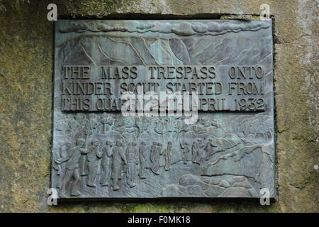 Eine Gedenktafel für die mass Trespass kinder Scout durch Wanderer, Bowden Brücke Steinbruch Parkplatz in der Nähe von Hayfield, Derbyshire UK Stockfoto