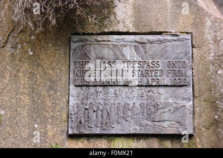 Eine Gedenktafel für die mass Trespass kinder Scout durch Wanderer, Bowden Brücke Steinbruch Parkplatz in der Nähe von Hayfield, Derbyshire UK Stockfoto