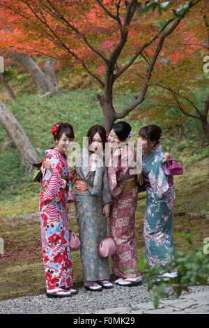 Junge japanische Mädchen in Kimonos posiert unter herbstlichen Ahornbaum Kodai-Ji, südlichen Higashiyama, Kyoto, Japan, Asien Stockfoto