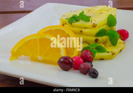Gesunde, niedrige Carb, niedrige Kalorien, wenig Fett, sortierte Obst snack Stockfoto