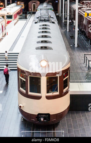 Japan, Nagoya, Railway Park. Innenraum der Shinkansen Museum. Klasse Moha 52 elektrische Triebwagen. Circa 1950. Vorder- und Ansicht von oben. Stockfoto