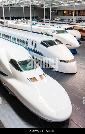 Japan, Nagoya, Railway Park. Innenraum der Shinkansen Museum. Vier Hochgeschwindigkeitszüge, Serie 700 Nächste, dann in einer Linie 200, 100 und 0 angeordnet. Stockfoto