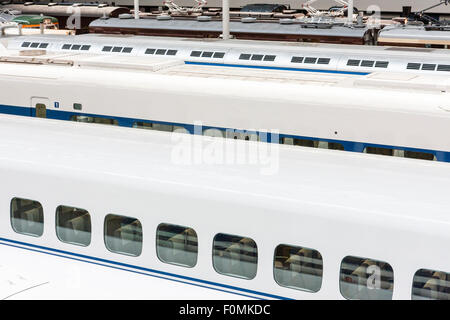 Japan, Nagoya, Railway Park. Innenraum der Shinkansen Museum. Blick auf den Oberseiten der mehrere Arten von bullet Waggons in der Ausstellungshalle. Stockfoto