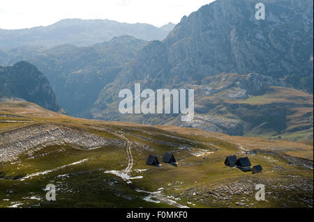 Hirte Sommer Hütten (Katuns) Sattel Tal, Beginn der Komarnica Canyon, Durmitor NP, Montenegro, Oktober 2008 Stockfoto