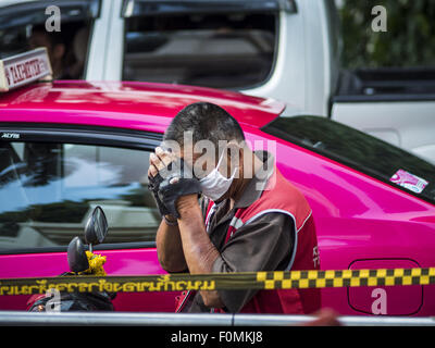 Bangkok, Thailand. 18. August 2015. Ein Motorrad-Taxi-Fahrer in Bangkok senkt seinen Kopf im Gebet, während er wartet vor Erawan-Schrein, die durch eine Bombe Montagabend beschädigt wurde. Eine Explosion im Erawan-Schrein, eine beliebte Touristenattraktion und wichtigen religiösen Schrein im Herzen des Einkaufsviertels Bangkok mindestens 20 Menschen getötet und mehr als 120 weitere, einschließlich der ausländische Touristen, während der Rush Hour Montagabend verletzt wurden. Zwölf der Toten starben am Unfallort. Bildnachweis: ZUMA Press, Inc./Alamy Live-Nachrichten Stockfoto