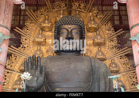 Daibutsu (großer Buddha) im Inneren der Daibutsu-Den Hall, Tōdai-Ji (buddhistische Tempel), Nara, Kansai, Japan, Asien Stockfoto