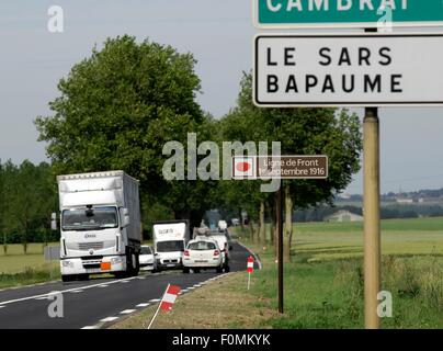 AJAXNETPHOTO. 2015. GEFUNDEN, SOMME, FRANKREICH. -FRONT LINE - SCHLACHTFELD TOUR ZEICHEN MARKIEREN DIE FRONTLINIE WÄHREND DER SCHLACHT AN DER SOMME AM 1. SEPTEMBER 1916, AUF DER ALBERT-BAPAUME STRAßE (D929). FOTO: JONATHAN EASTLAND/AJAX REF: D152906 5411 Stockfoto