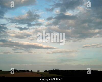 AJAXNETPHOTO. 2015. THIEPVAL, SOMME, FRANKREICH. -SCHLACHT DES SOMME VORDERE LINIE - BLICK NACH SÜDEN IN RICHTUNG DER GEDENKSTÄTTE, DAS FEHLT BEI THIEPVAL (RECHTS) UND IRISCHEN BRIGADEN ULSTER MEMORIAL TOWER (LINKS), BEIDE STANDORTE DER HEFTIGEN VORDERSTER FRONT KÄMPFEN IM JAHRE 1916.  FOTO: JONATHAN EASTLAND/AJAX REF: GXR152906 4945 Stockfoto