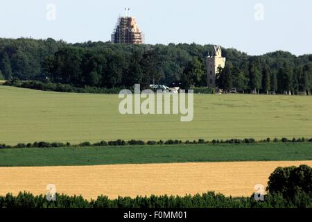 AJAXNETPHOTO. 2015. THIEPVAL, SOMME, FRANKREICH. -SCHLACHT DES SOMME VORDERE LINIE - BLICK NACH SÜDEN IN RICHTUNG DER GEDENKSTÄTTE, DAS FEHLT BEI THIEPVAL (MITTE, LINKS, HINTEN) UND IRISCHEN BRIGADEN ULSTER MEMORIAL TOWER (MITTE, RECHTS, IN HOLZ.), BEIDE STANDORTE DER HEFTIGEN VORDERSTER FRONT KÄMPFEN IM JAHRE 1916.  FOTO: JONATHAN EASTLAND/AJAX REF: D152906 5436 Stockfoto