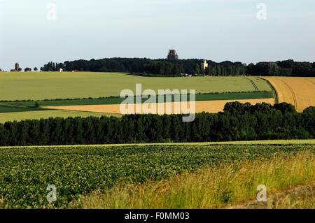 AJAXNETPHOTO. 2015. THIEPVAL, SOMME, FRANKREICH. -SCHLACHT DES SOMME VORDERE LINIE - BLICK NACH SÜDEN IN RICHTUNG DER GEDENKSTÄTTE, DAS FEHLT BEI THIEPVAL UND IRISCHEN BRIGADEN ULSTER MEMORIAL TOWER (ZENTRUM, ENTFERNT IM WALD.), BEIDE STANDORTE DER HEFTIGEN VORDERSTER FRONT KÄMPFEN IM JAHRE 1916.  FOTO: JONATHAN EASTLAND/AJAX REF: D152906 5465 Stockfoto