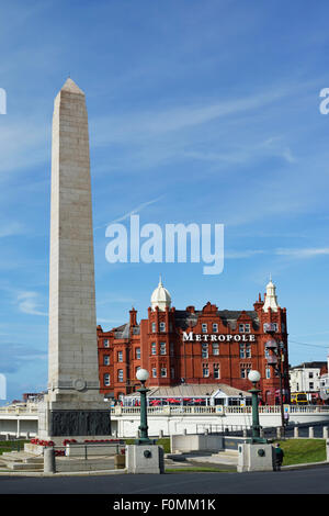 Kriegerdenkmal und Metropole Hotel direkt am Meer in Blackpool, Lancashire Stockfoto