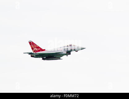 Eurofighter Typhoon FGR4 ZK353 der RAF Taifun Display Team fliegen an der Eastbourne Airbourne, UK. Stockfoto