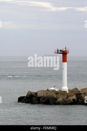 AJAXNETPHOTO. 2015. DUNKERQUE, FRANKREICH. -NAVIGATION - LICHT AM ENDE DES WELLENBRECHERS MARKIERT EINGANG ZUM HAFEN. FOTO: JONATHAN EASTLAND/AJAX REF: D152906 5365 Stockfoto