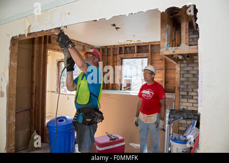 Detroit, Michigan - Lebensraum für Menschlichkeit freiwillige sanieren ein Haus für eine Familie mit geringem Einkommen. Stockfoto