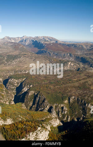 Luftaufnahme der Komarnica Canyon, Durmitor NP, Nevidio, Montenegro, Oktober 2008 Stockfoto