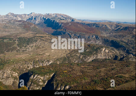 Luftaufnahme der Komarnica Canyon, Durmitor NP, Nevidio, Montenegro, Oktober 2008 Stockfoto