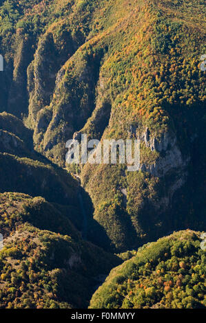 Luftaufnahme der Komarnica Canyon, Durmitor NP, Nevidio, Montenegro, Oktober 2008 Stockfoto