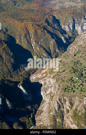 Luftaufnahme der Komarnica Canyon, Durmitor NP, Nevidio, Montenegro, Oktober 2008 Stockfoto