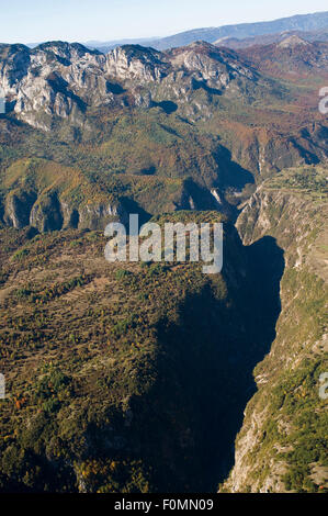 Luftaufnahme der Komarnica Canyon, Durmitor NP, Nevidio, Montenegro, Oktober 2008 Stockfoto